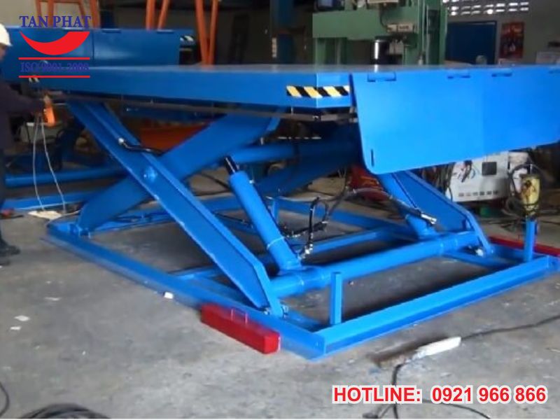 Bàn nâng thủy lực giá bao nhiêu?