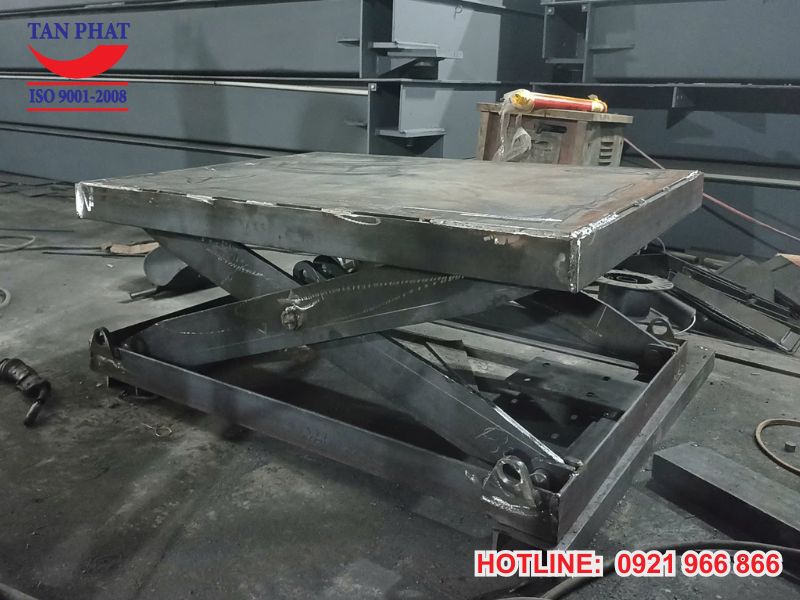 Khung bàn nâng đang trong quá trình hoàn thiện tại xưởng sản xuất của Tân Phát
