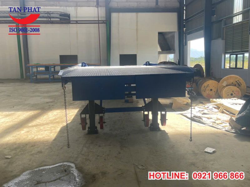 Cầu dẫn xe nâng lên container tại Cụm Công Nghiệp Văn Phong, Ninh Bình
