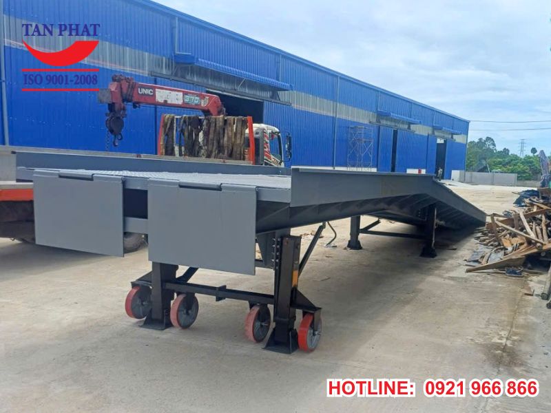 Cầu dẫn xe nâng 12 tấn tại Quảng Trị