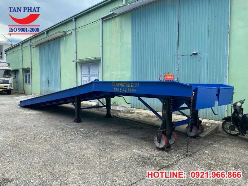 Hình ảnh thực tế cầu dẫn xe nâng lên container 10 tấn