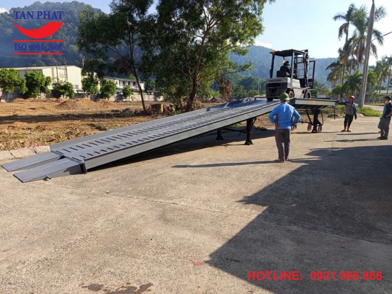 Ưu điểm khi sử dụng cầu dẫn xe nâng vào container