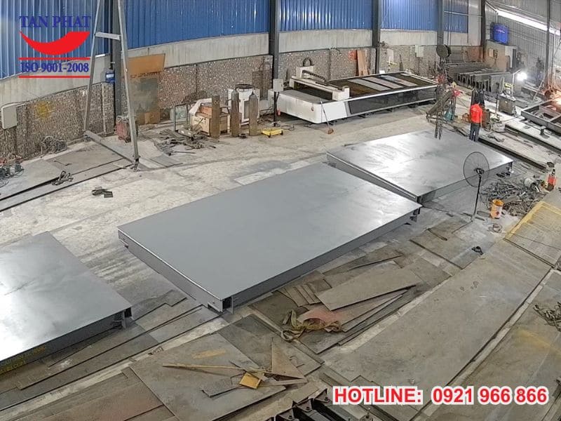 Mặt bàn cân đang trong quá trình sản xuất tại xưởng của Tân Phát