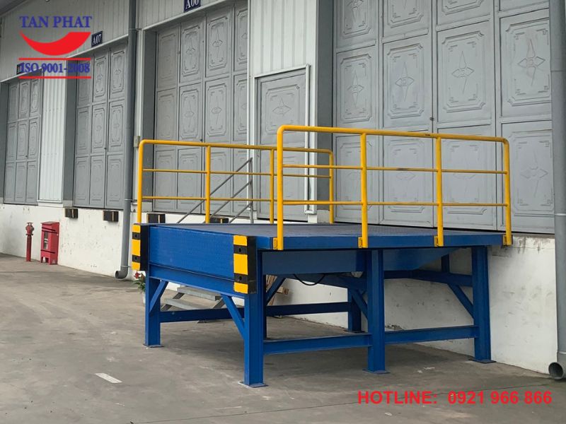 Sàn nâng thủy lực lắp đặt ngoài trời bởi Tân Phát