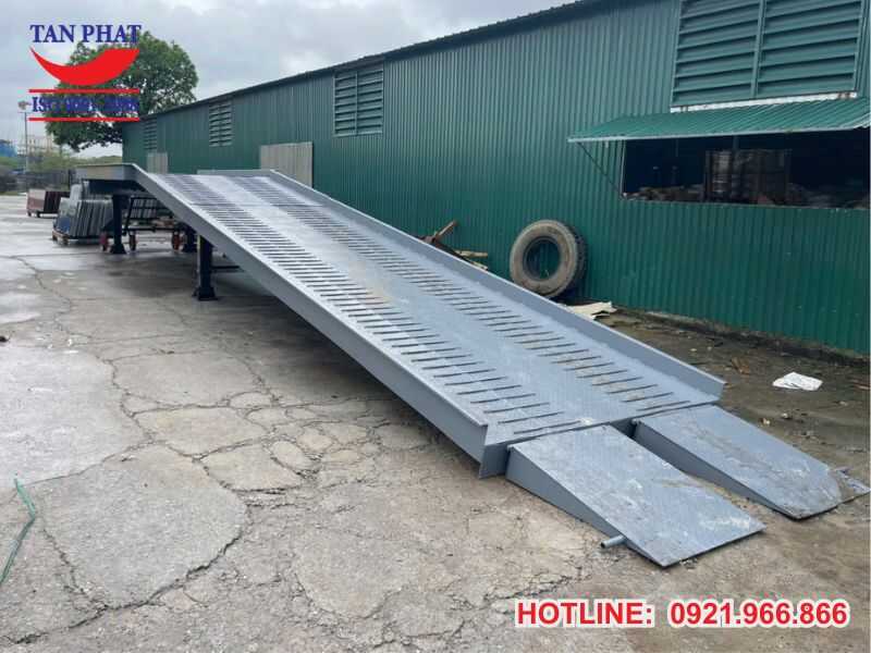Hình ảnh thực tế cầu dẫn xe nâng 10 tấn bàn giao tại Hà Nội