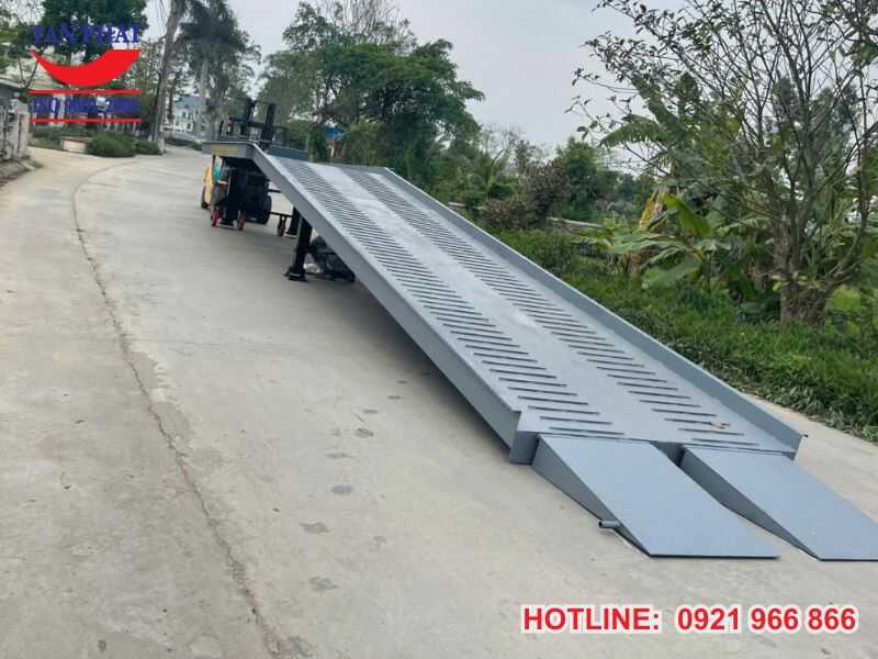 Cầu dẫn lên container 10 tấn giao tại Nam Sách, Hải Dương