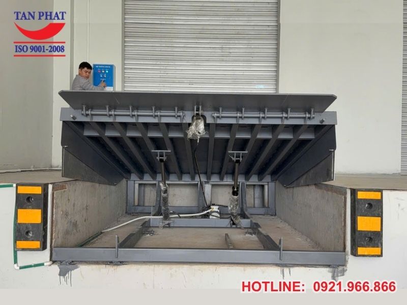 Dock leveler 8 tấn tại Ninh Bình