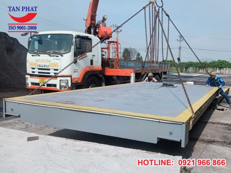 Thực hiện cẩu bàn cân xe tải 80 tấn xuống vị trí móng cân đã được chuẩn bị sẵn