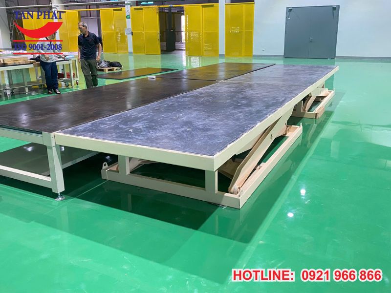 Mặt bàn nâng được thiết kế với kích thước 3500x1500mm rộng rãi, nâng hạ hàng hóa an toàn