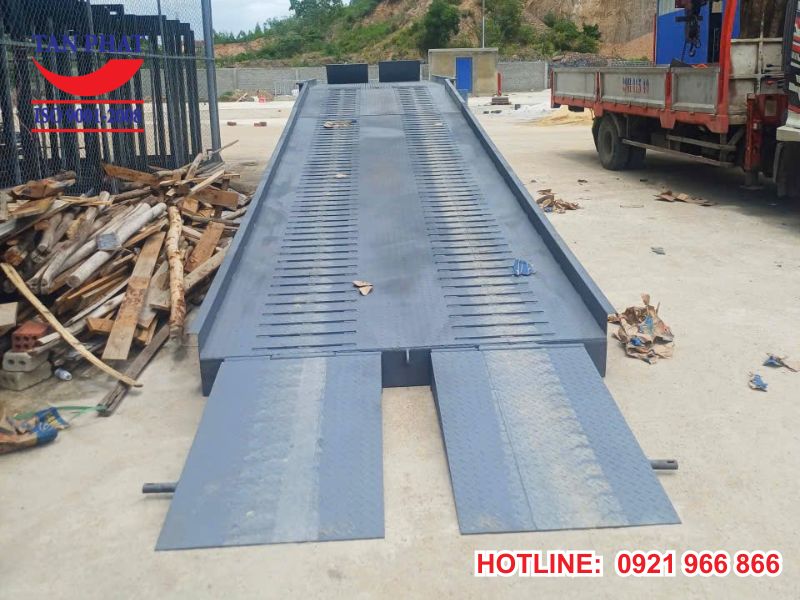 Cầu dẫn lên container 12 tấn tại Quảng Trị