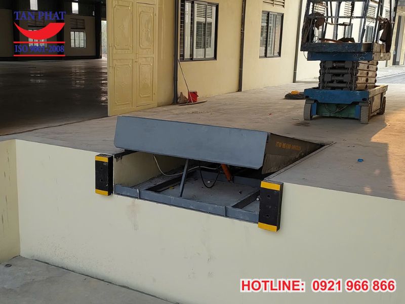 Sàn nâng dock leveler 13 tấn sản xuất, lắp đặt bởi Tân Phát