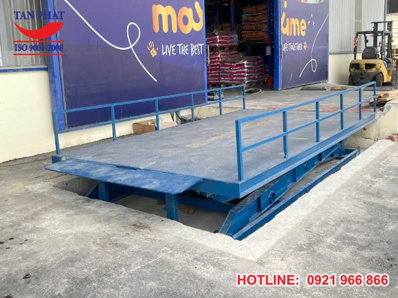 Mặt bàn nâng thủy lực chế tạo với thép gân chống trượt và sơn epoxy 2 lớp