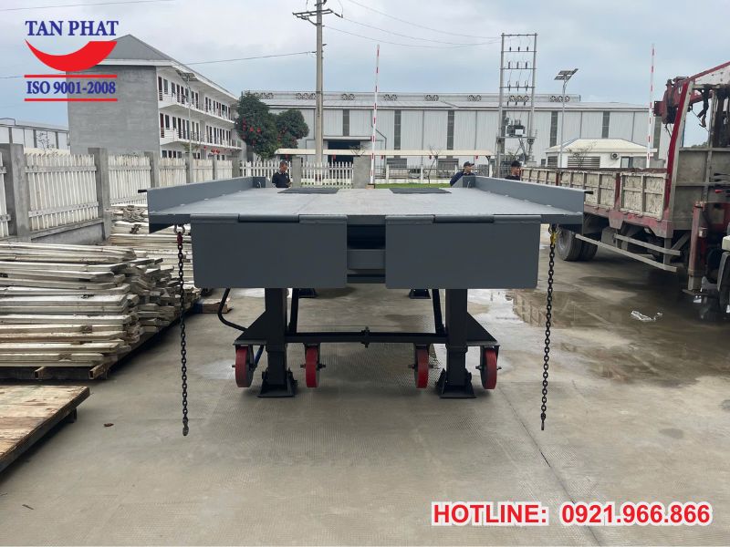 Quy trình sản xuất và lắp đặt cầu dẫn lên container