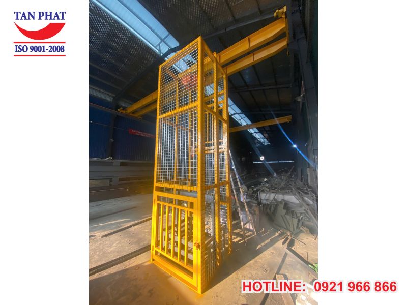 Thang tời hàng thiết kế, lắp đặt chắc chắn, bền bỉ