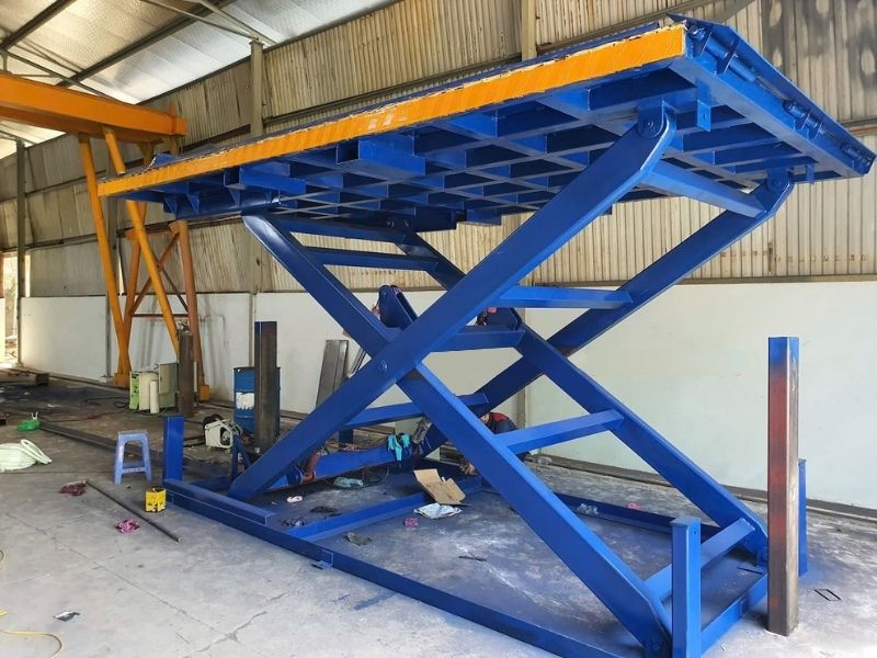 Không đặt vật nặng bên trên thanh nâng hạ của bàn nâng thủy lực
