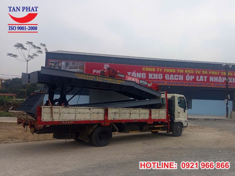 Cầu dẫn được giao tới tận chân công trình tại Ninh Bình