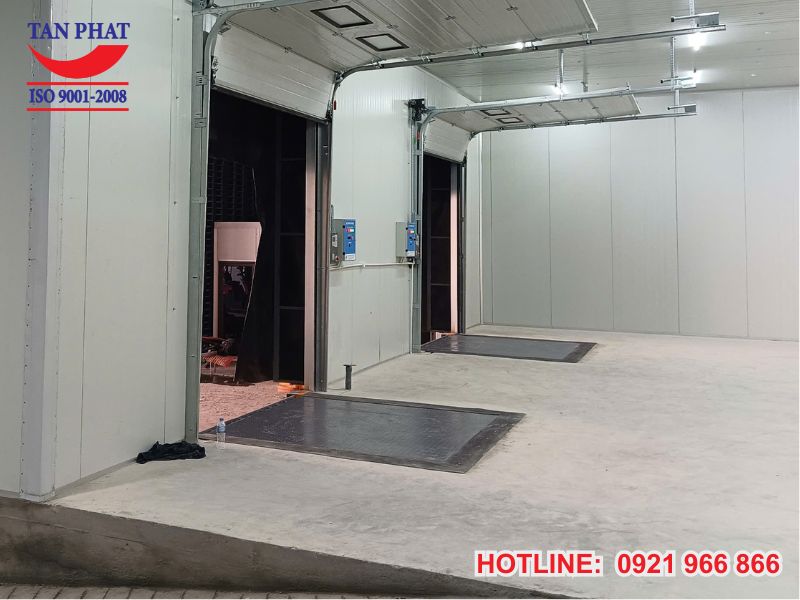 Dock leveler 13 tấn được Tân Phát lắp đặt tại cửa kho hàng