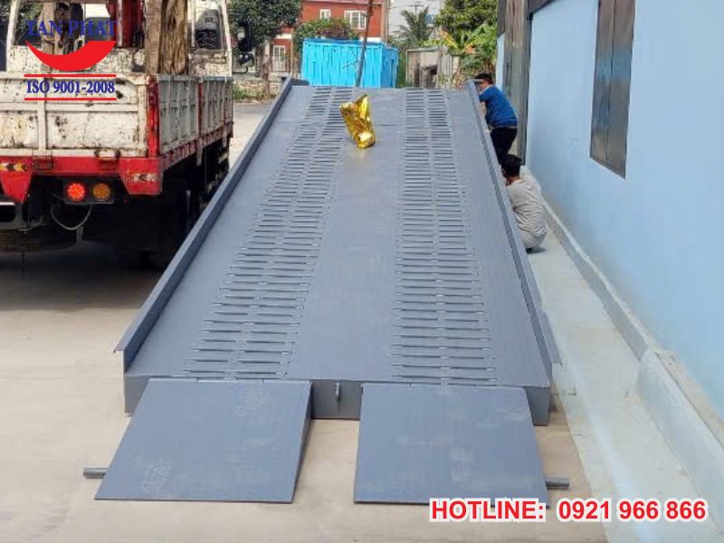 Cầu dẫn xe nâng 8 tấn được thiết kế chống trơn trượt rất tốt 