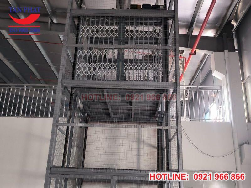 Chi phí lắp đặt thang nâng hàng 300kg là bao nhiêu?