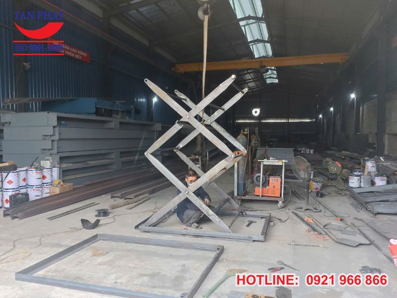 Khung bàn nâng thủy lực đang được chế tạo