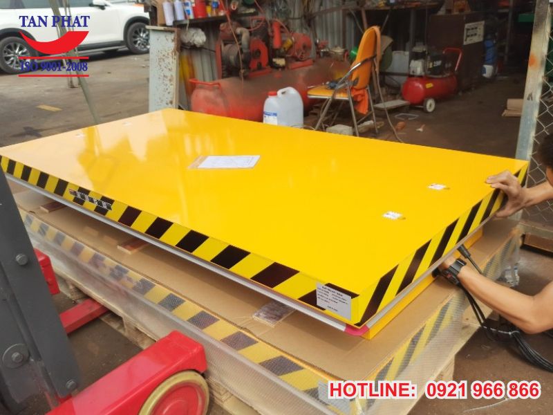 Mặt bàn nâng 1 tấn với tính bền bỉ, cấu tạo chính bởi thép hoặc kim loại