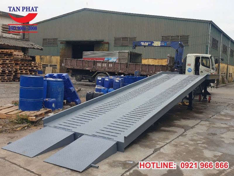 Cầu dẫn xe nâng lên container
