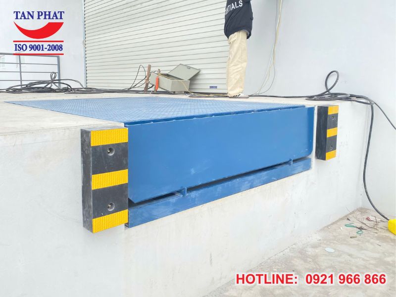Sàn nâng thủy lực - dock leveler 5 tấn lắp đặt bởi Tân Phát