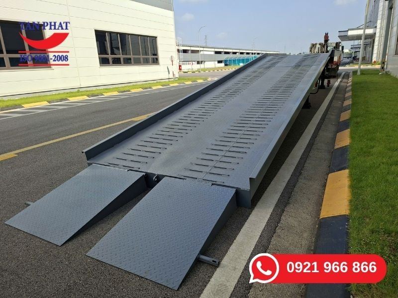 Cầu dẫn xe nâng giúp tối ưu cho khâu vận chuyển hàng lên xe tải