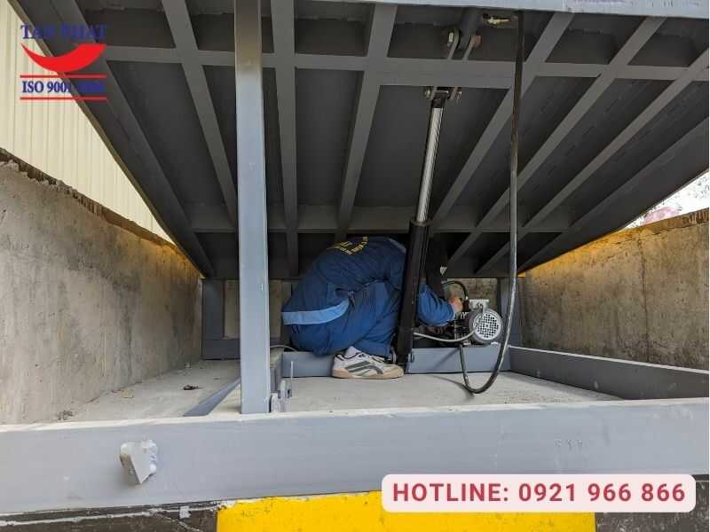 Đội ngũ kỹ thuật Tân Phát bảo hành lỗi xi lanh thủy lực dock leveler