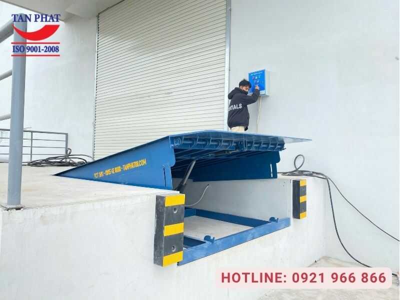 Đội ngũ kỹ thuật Tân Phát bảo hành lỗi xi lanh thủy lực dock leveler