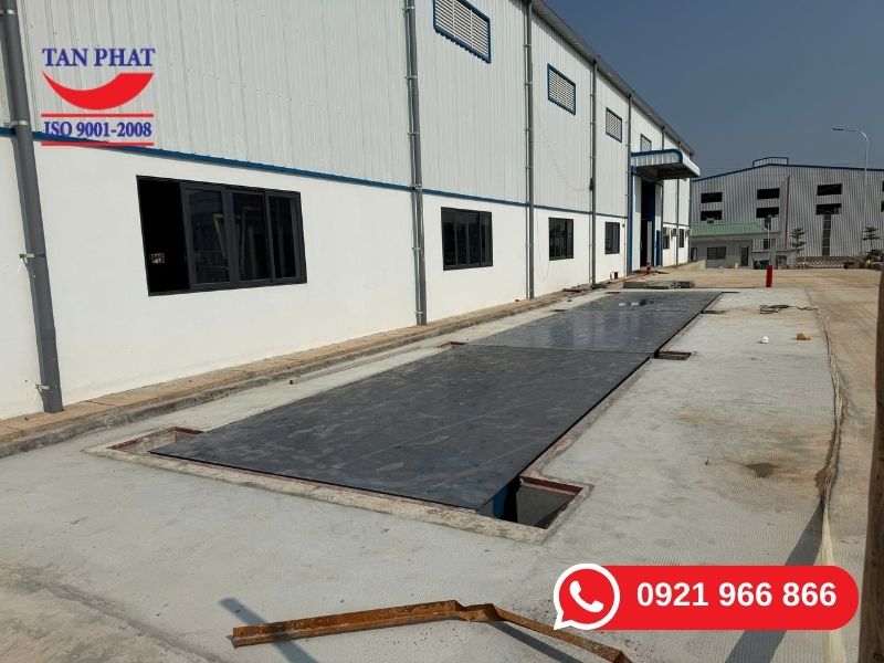 Mặt bàn với chất liệu tôn dày 10 mm