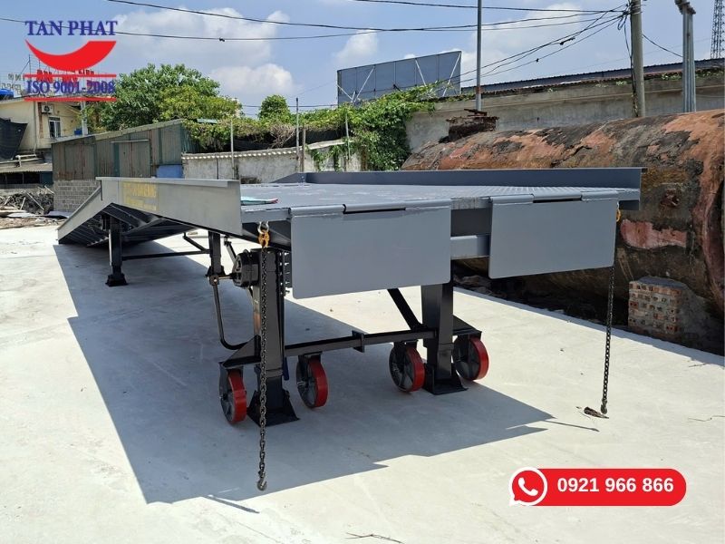 Tính năng của cầu dẫn xe nâng lên container 8 tấn