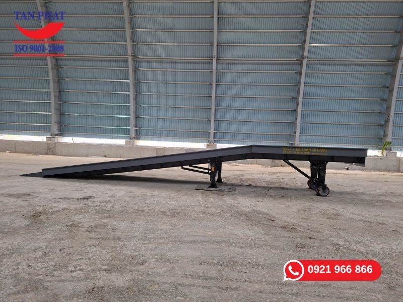Cầu dẫn xe nâng lên container giao tại Hòa Bình