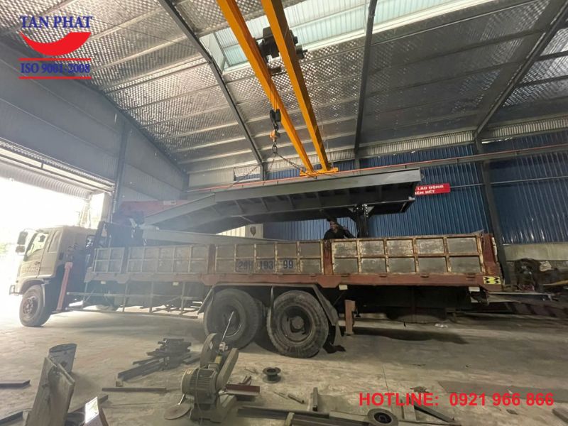 Xưởng sản xuất cầu dẫn xe nâng của Tân Phát