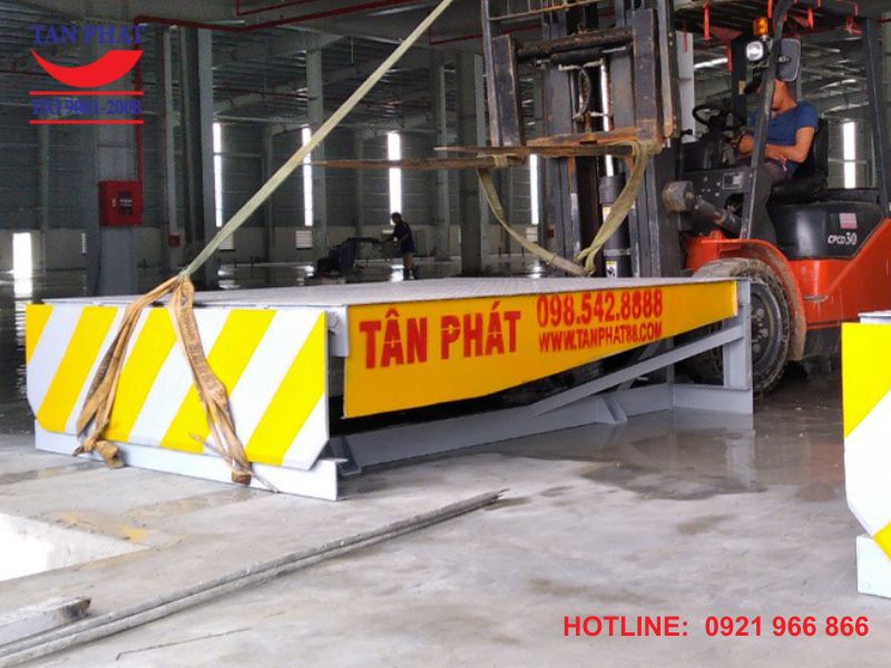 Sàn nâng Dock Leveler xylanh đơn được sản xuất trực tiếp bởi công ty Tân Phát