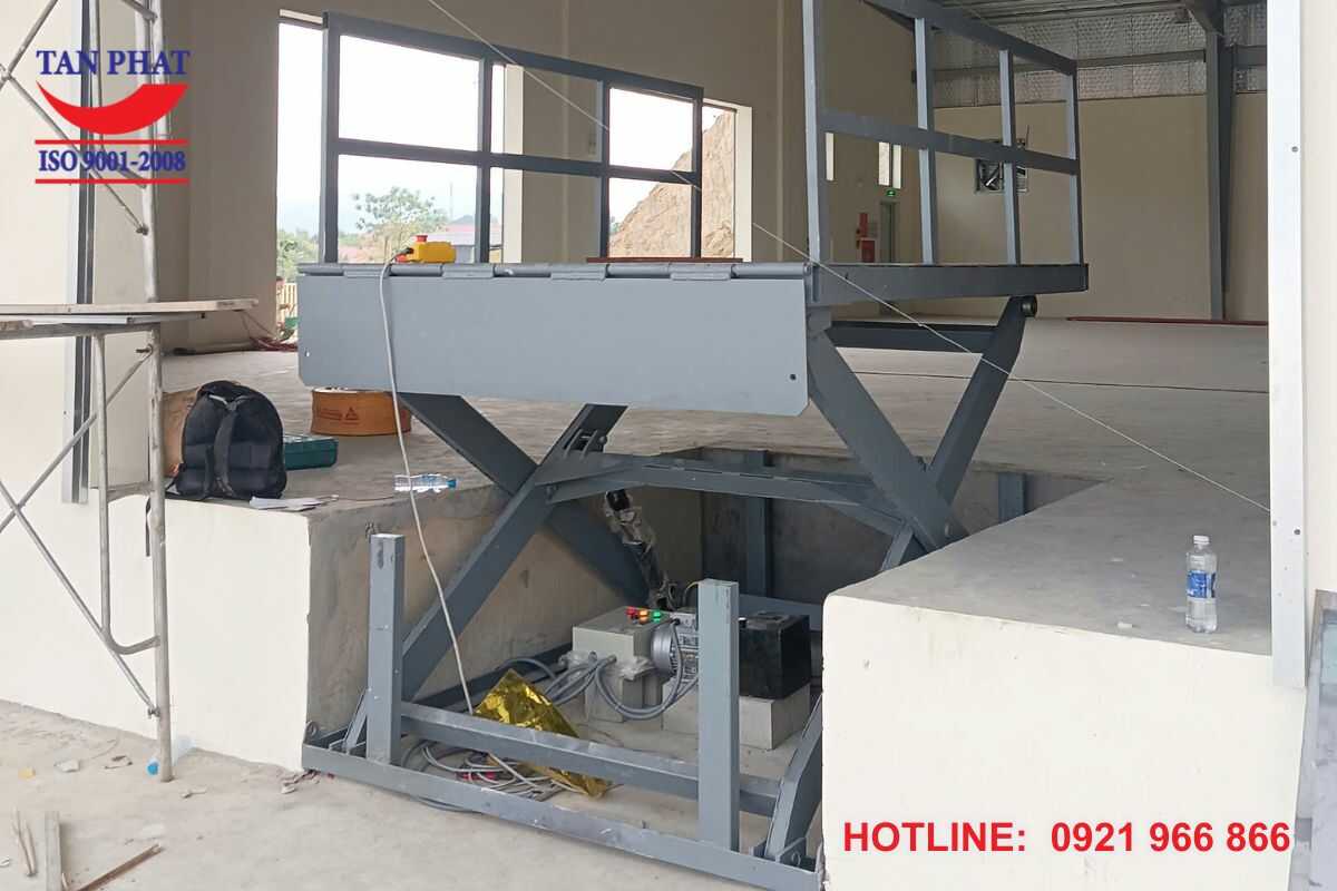 ban-nang-thuy-luc-len-container