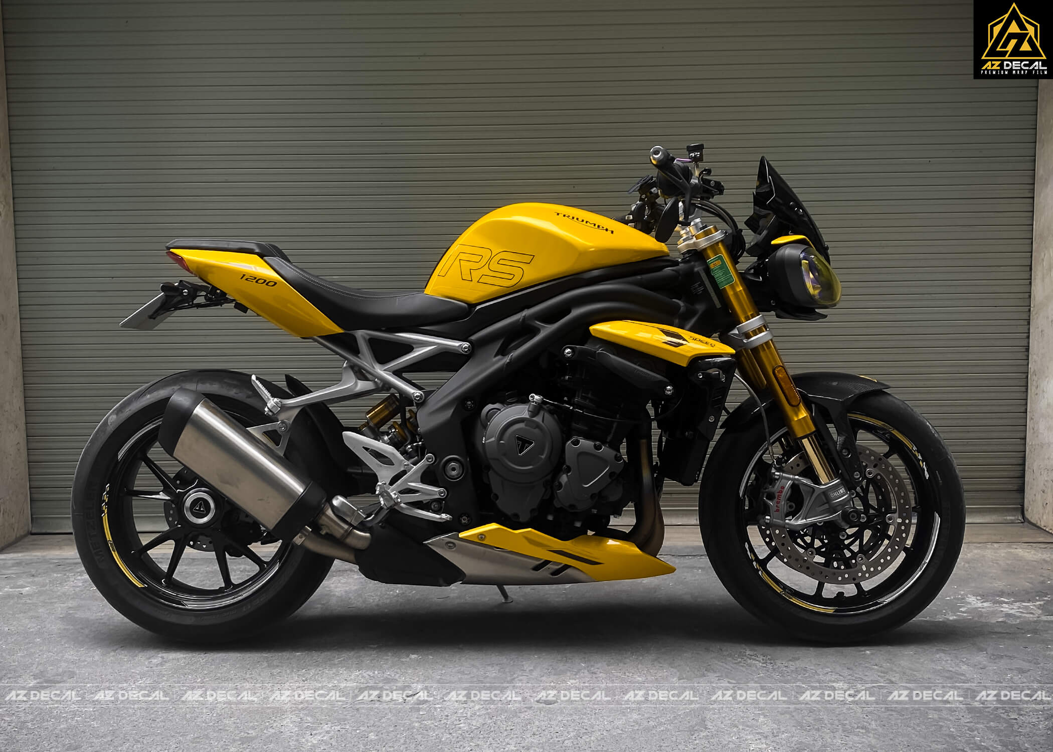 Triumph Speed Triple dán đổi màu và tem rời trang trí