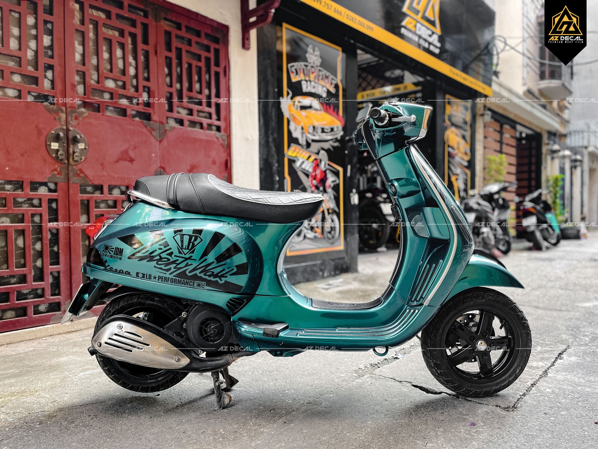 Vespa xanh lục Liberty Walk