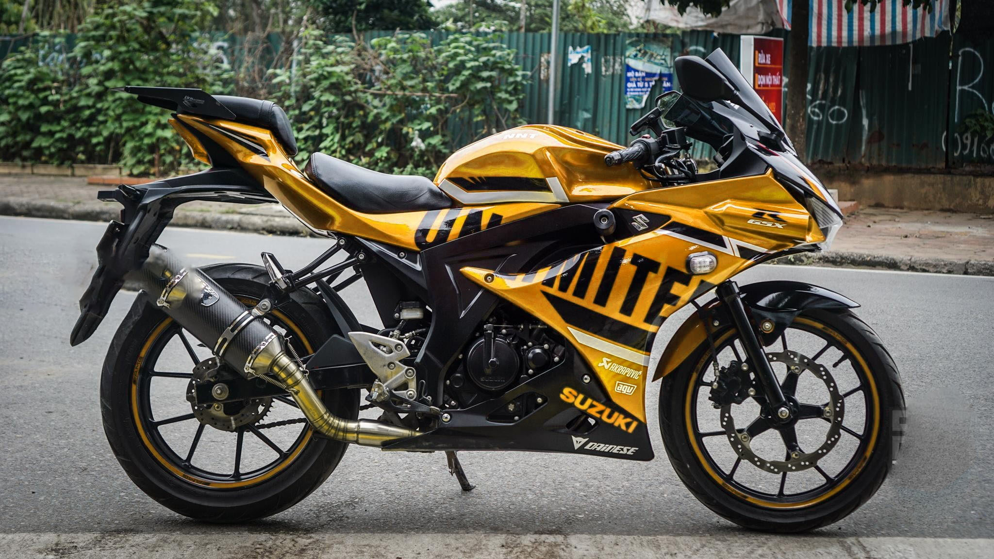 Xe GSX-R150 ấn tượng với decal vàng gold dán full xe