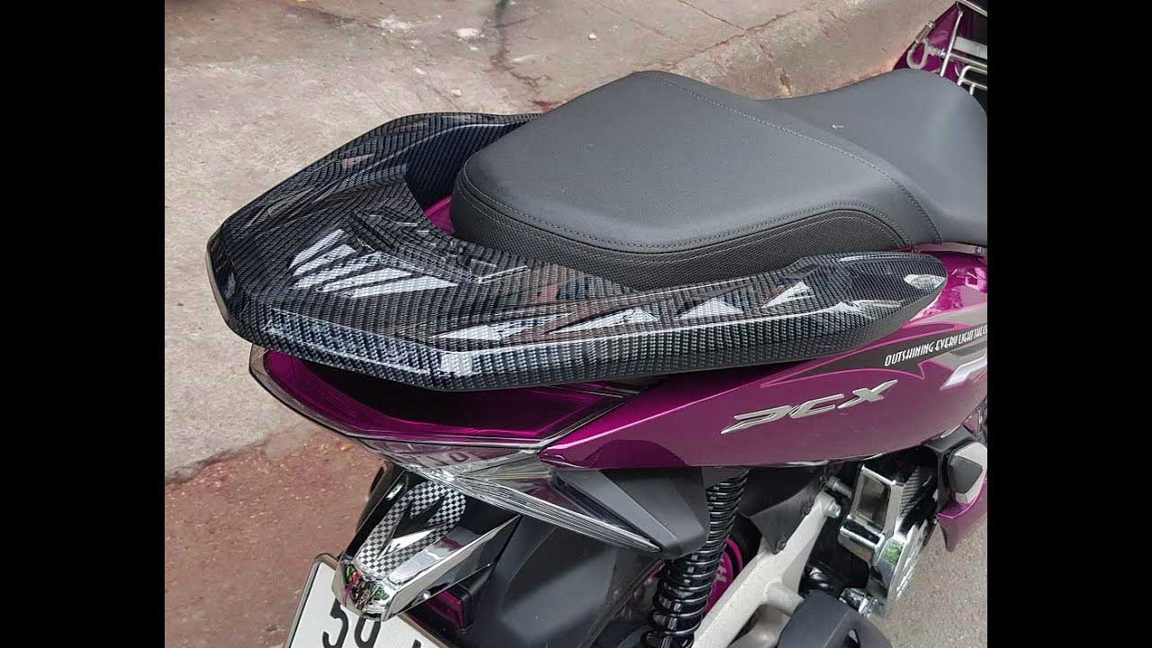 Honda PCX dán decal carbon tạo điểm nhấn