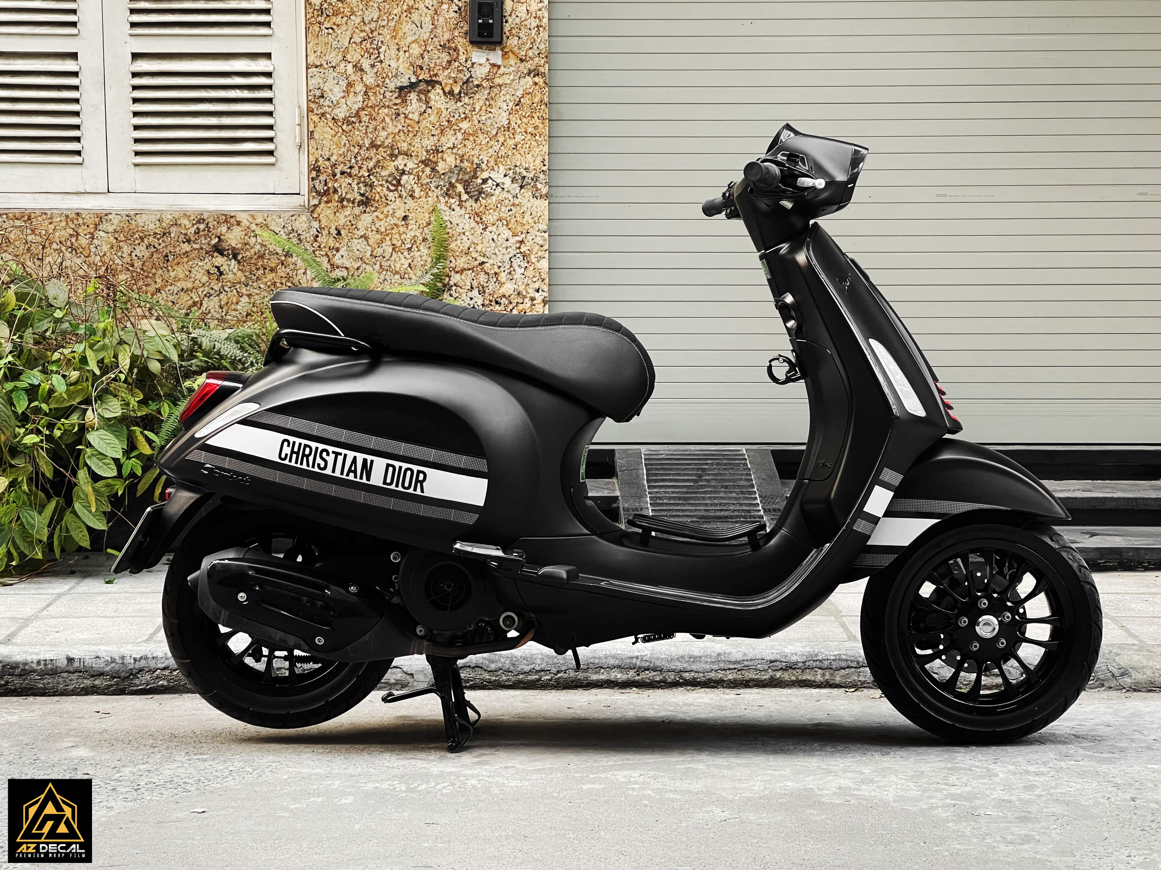 Tem dán Vespa chủ để Dior