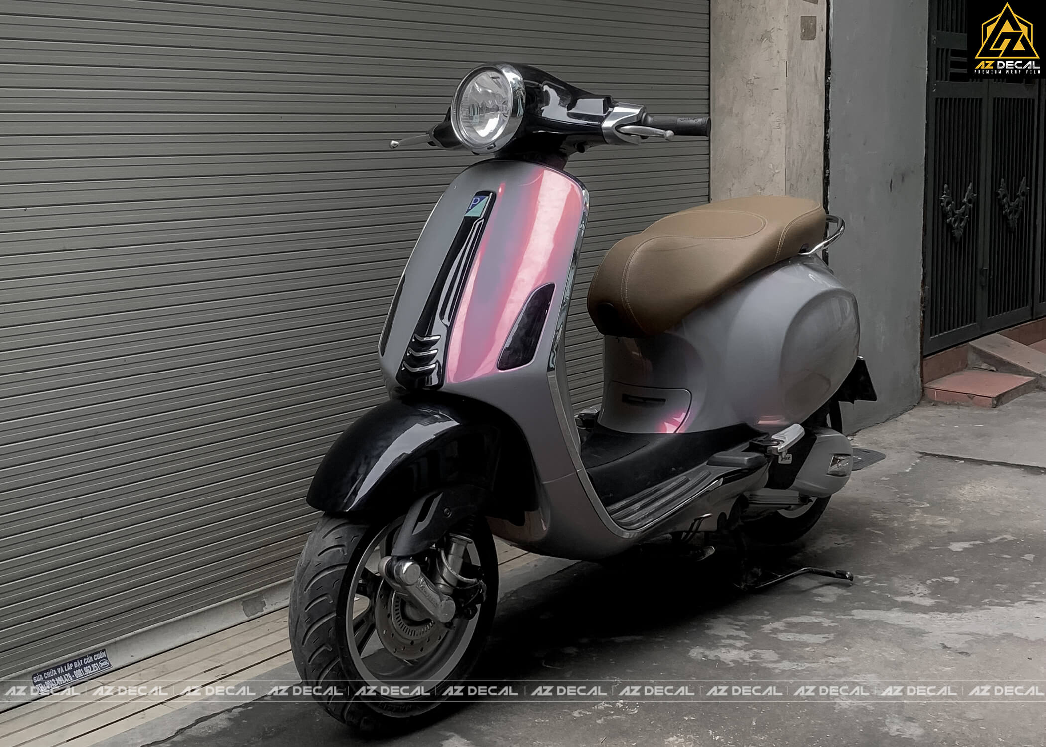 Vespa dán decal xám ánh hồng mới lạ