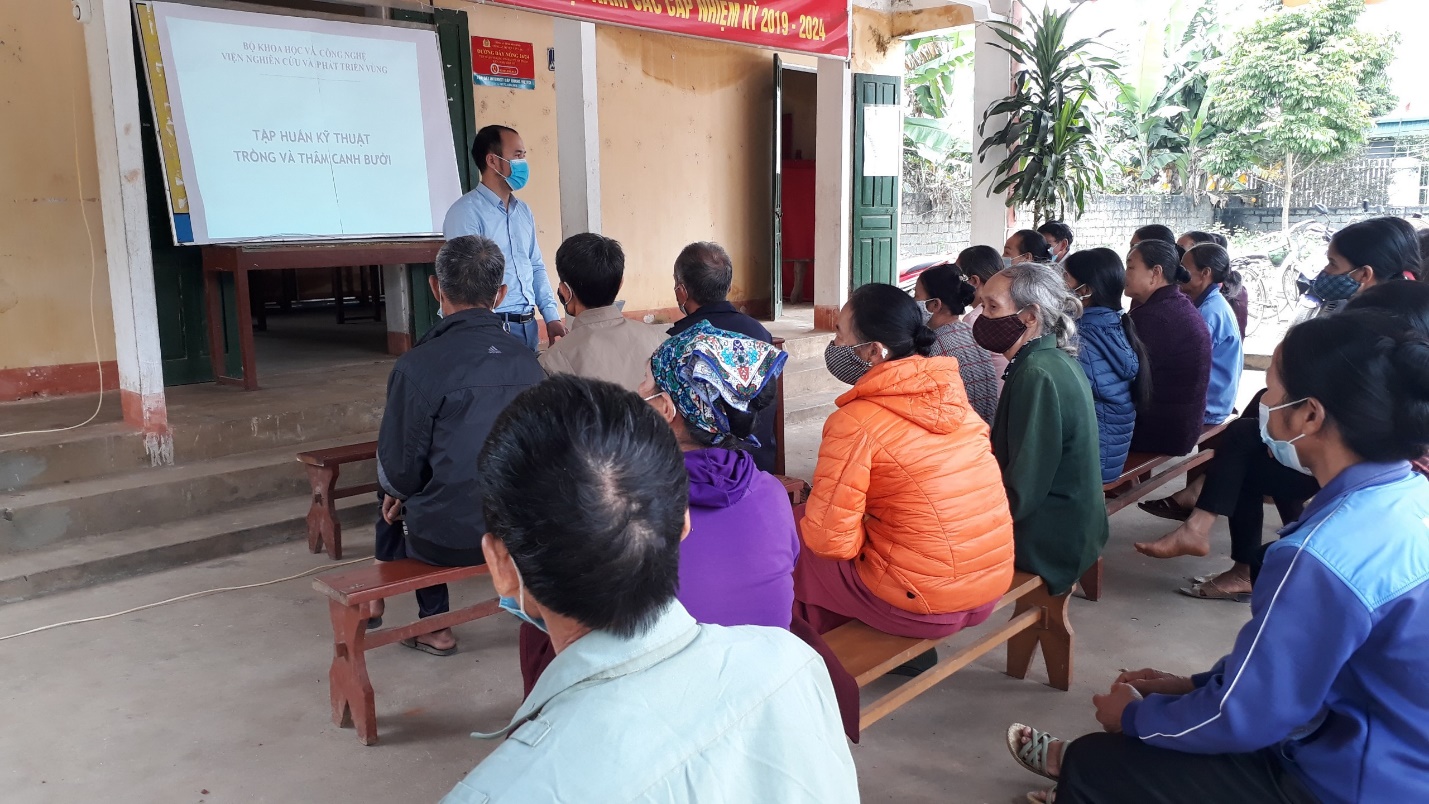 Viện Nghiên cứu và Phát triển Vùng tập huấn kỹ thuật thâm canh bưởi đỏ theo tiêu chuẩn VietGAP cho người dân tại huyện Tân Lạc, tỉnh Hòa Bình