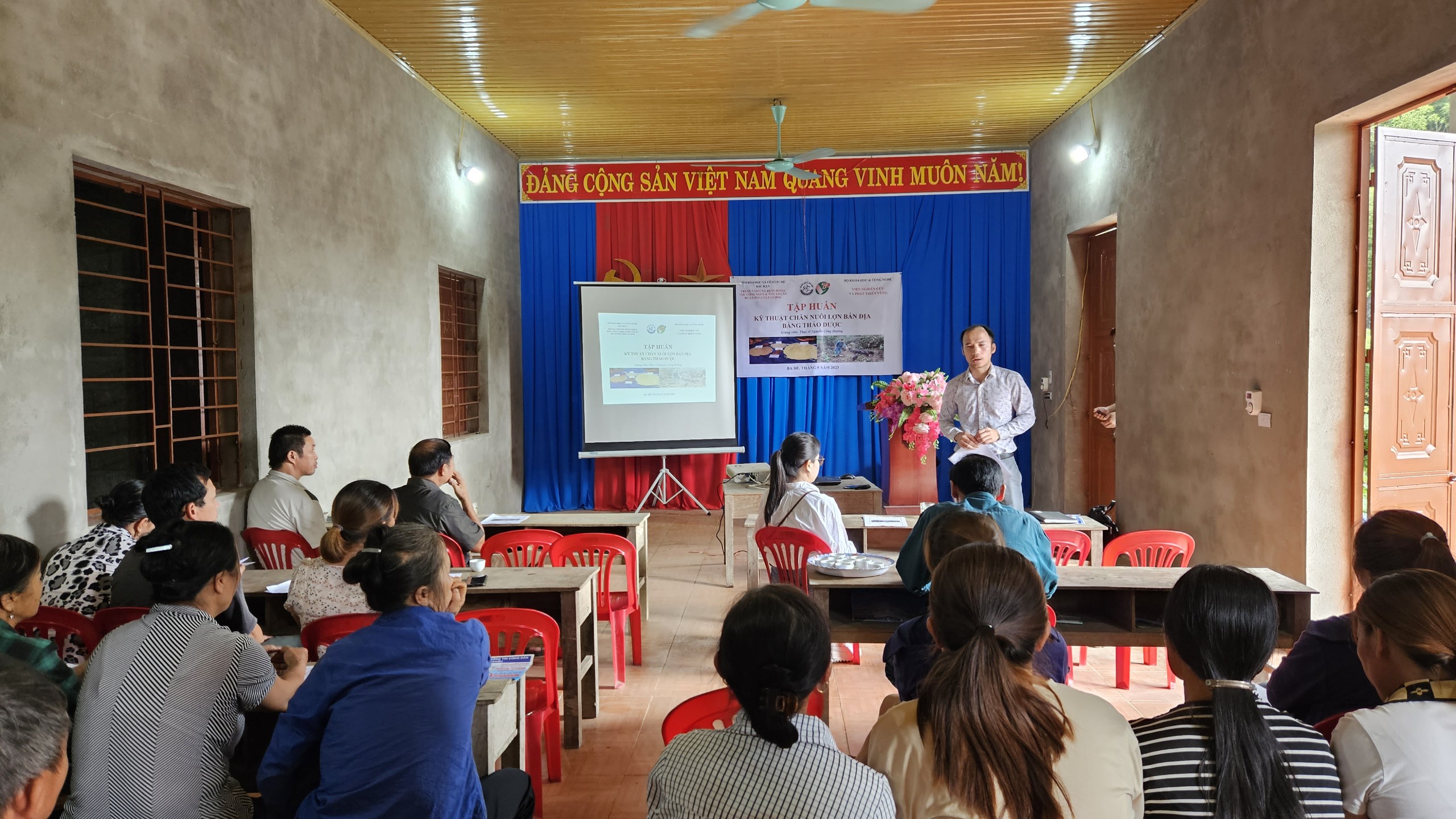 Viện Nghiên cứu và Phát triển Vùng tổ chức tập huấn “Kỹ thuật chăn nuôi lợn bản địa bằng thảo dược”