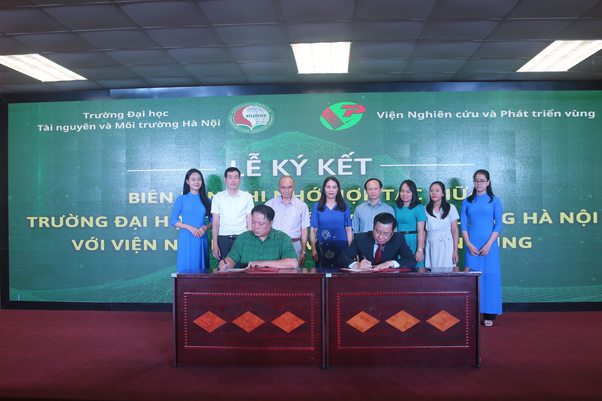 Viện Nghiên cứu và Phát triển Vùng ký kết biên bản ghi nhớ hợp tác với trường Đại học TN&MT Hà Nội