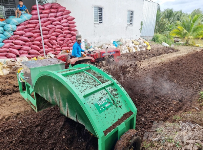 Sản xuất phân hữu cơ từ rơm rạ