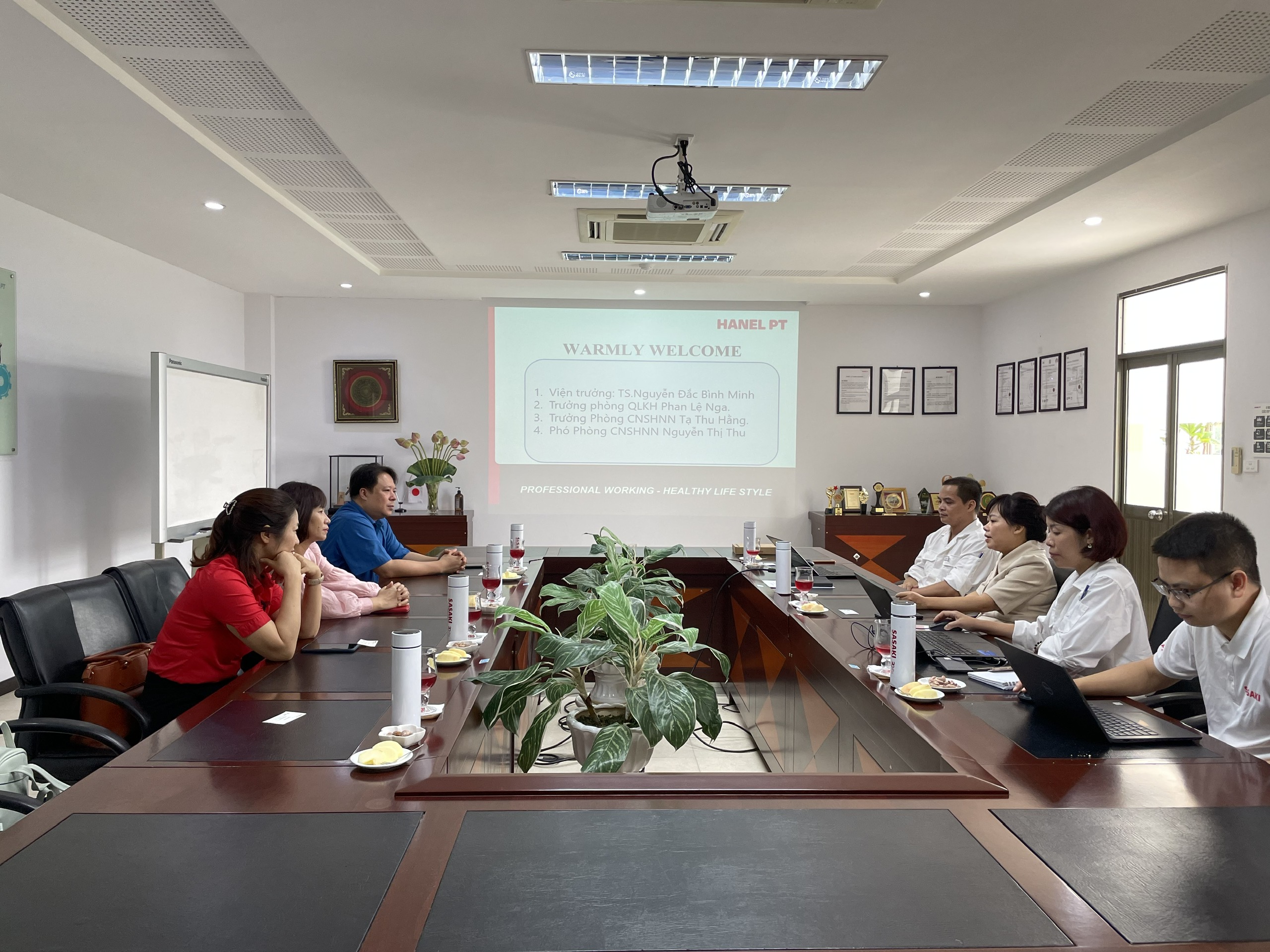 Viện Nghiên cứu và Phát triển Vùng làm việc với công ty Hanel PT