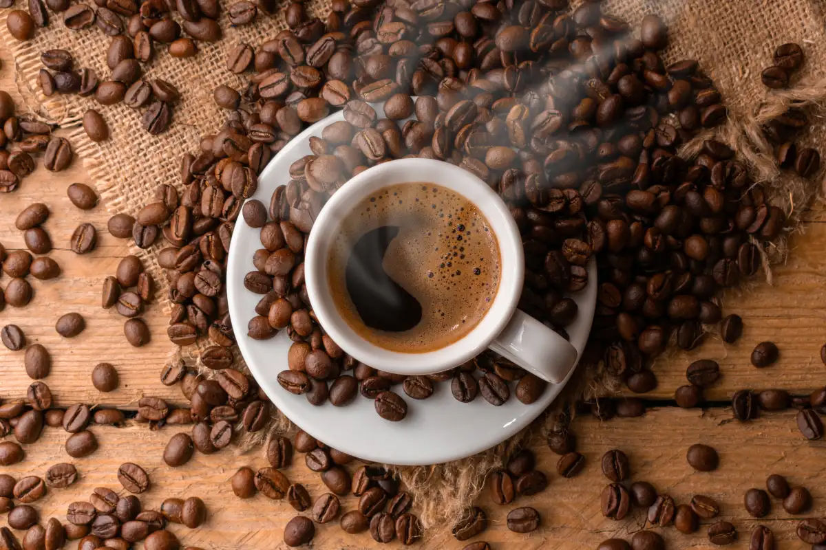 Thức uống chứa caffeine như cà phê hỗ trợ nhiều cho quá trình đốt cháy calo