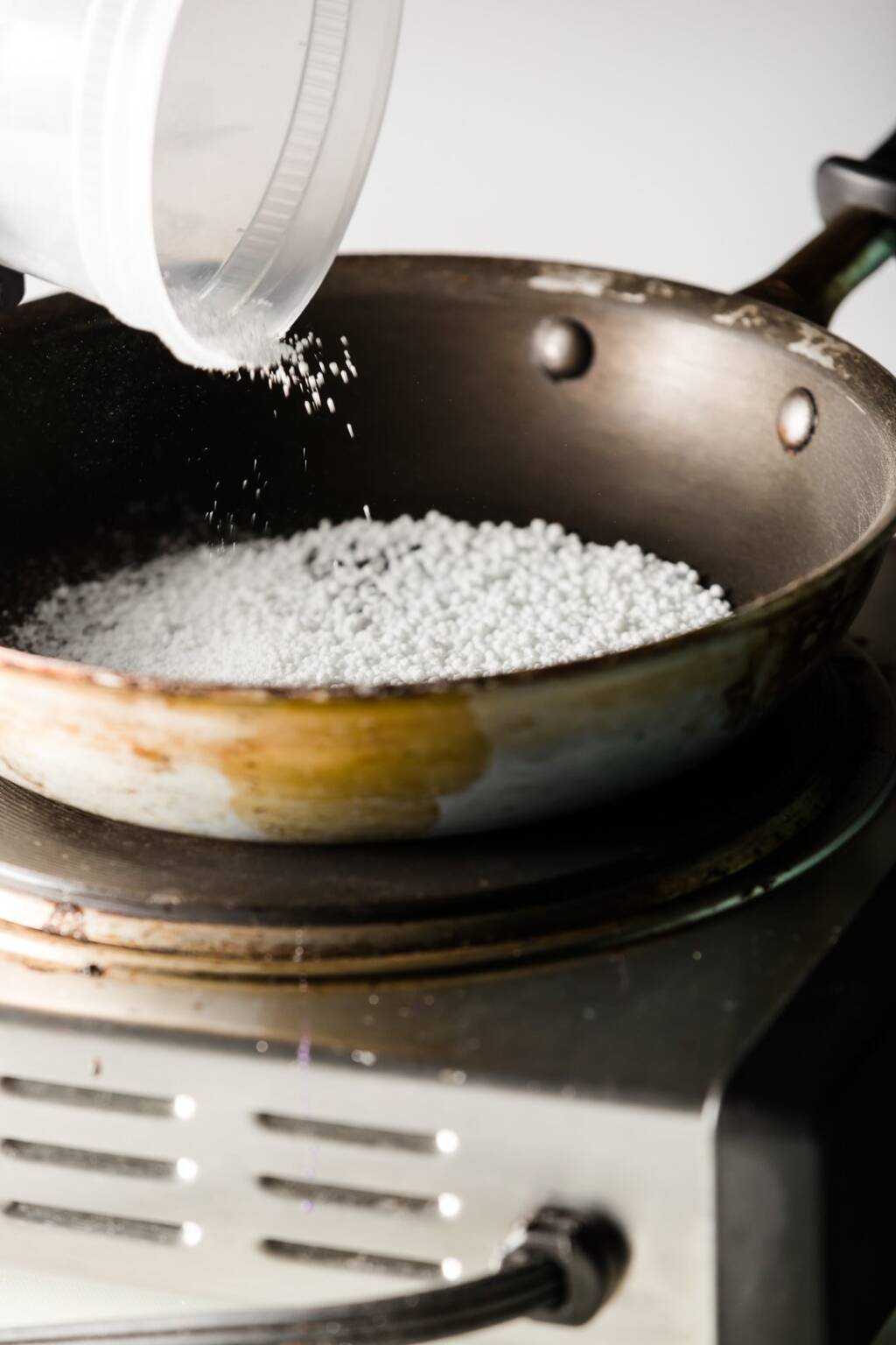 Isomalt được sử dụng thay thế cho chất tạo ngọt khi làm bánh kẹo