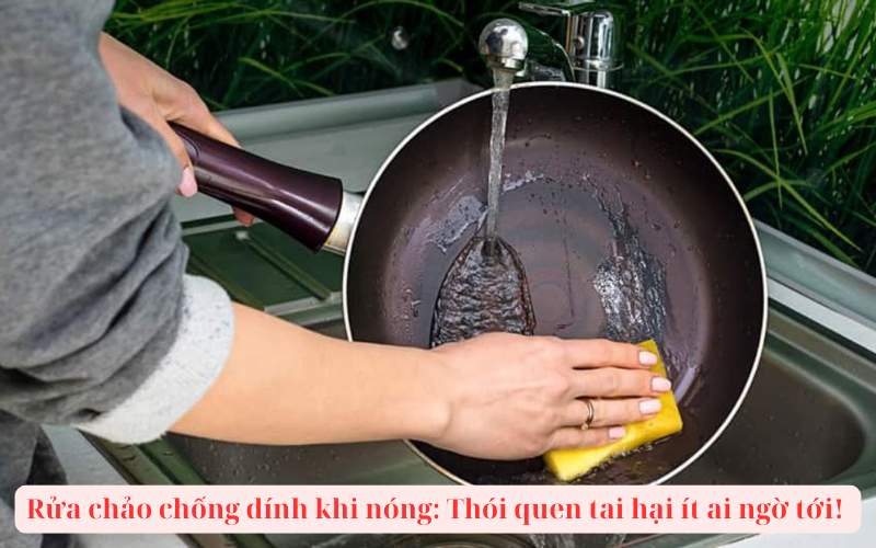 Rửa chảo chống dính khi nóng: Thói quen tai hại ít ai ngờ tới!